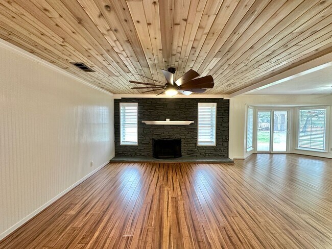 Foto del edificio - 1.75 Acres!  Lawncare Included.  Viewable ...