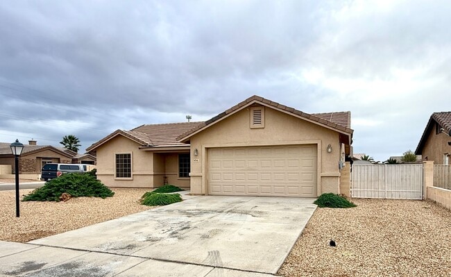 Foto del edificio - Available Now- Great 3 Bedroom Home in the Ranch at Long Mountain subdivision with Solar!