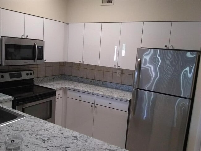 Building Photo - 2445 SW 18th Ter