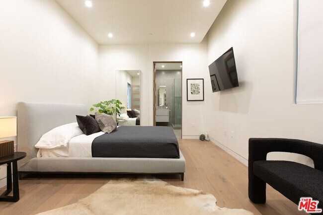 Foto del edificio - 736 N Orange Dr