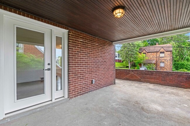Building Photo - AVAILABLE NOW! Fully RENOVATED 3 bedroom in McKeesport!