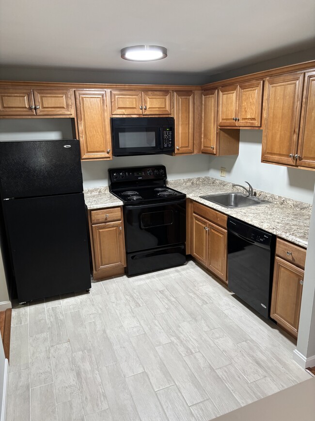 Full Kitchen - 109 English Village Rd
