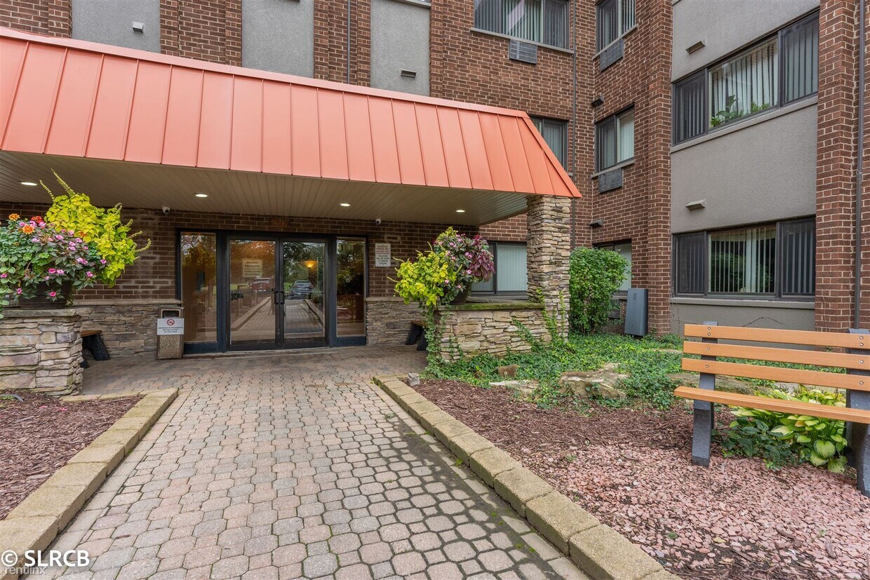 Primary Photo - 1 br, 1 bath Condo - 1919 S Wolf Rd Apt 409
