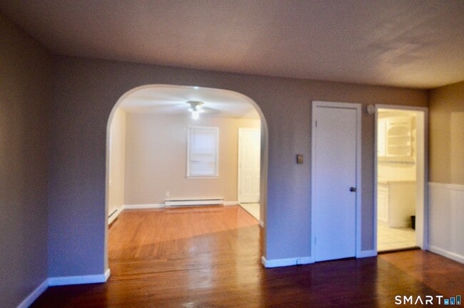 Foto del edificio - 136 Forest Rd