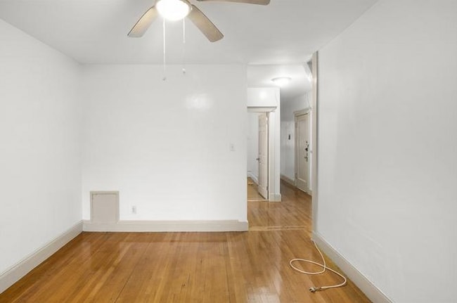 Living Room Facing the Entrance. - 24 Sidlaw Rd
