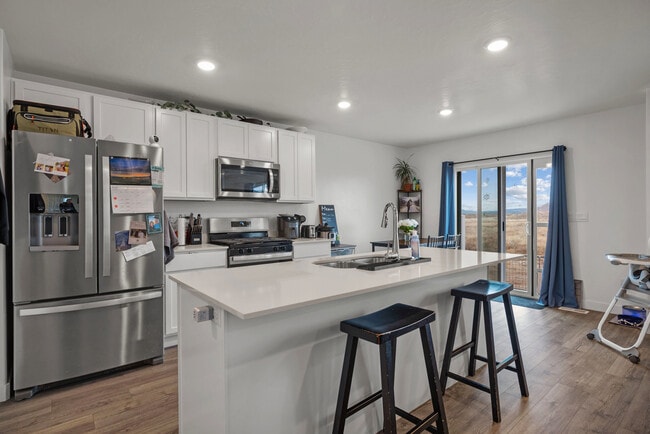 Building Photo - 988 W Broadleaf Dr