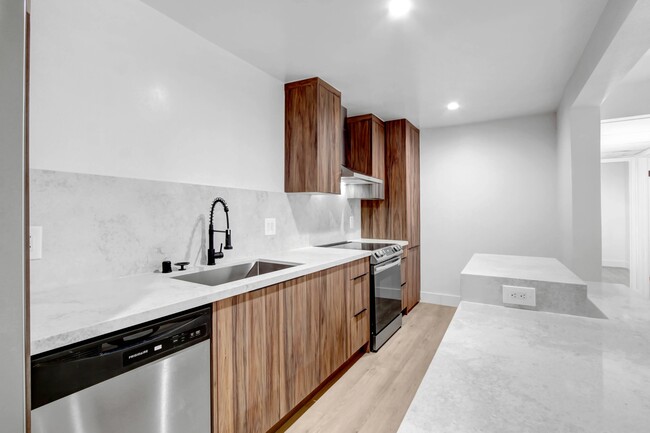 Interior Photo - 8300 De Longpre