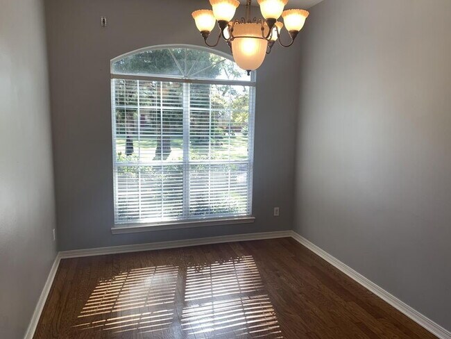 Foto del edificio - "Spacious 4-Bedroom Gem with 2 Full Baths ...