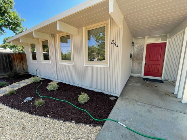 Building Photo - Gorgeous Upgraded Home Available Now!