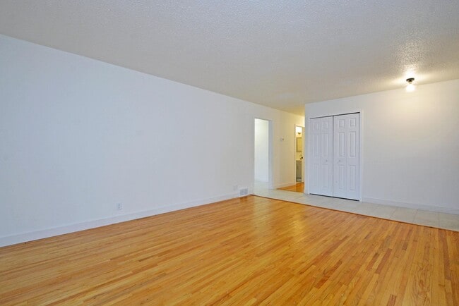 Building Photo - Spacious 4-Bed 1.5 Bath Home Available Now in Bloomington!