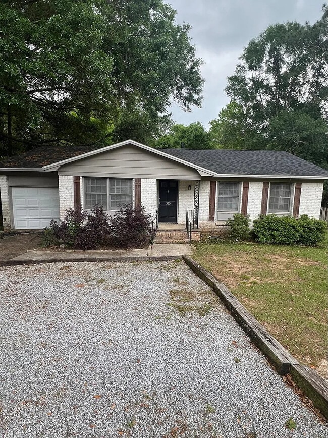 Building Photo - 320 Vanderbilt Dr