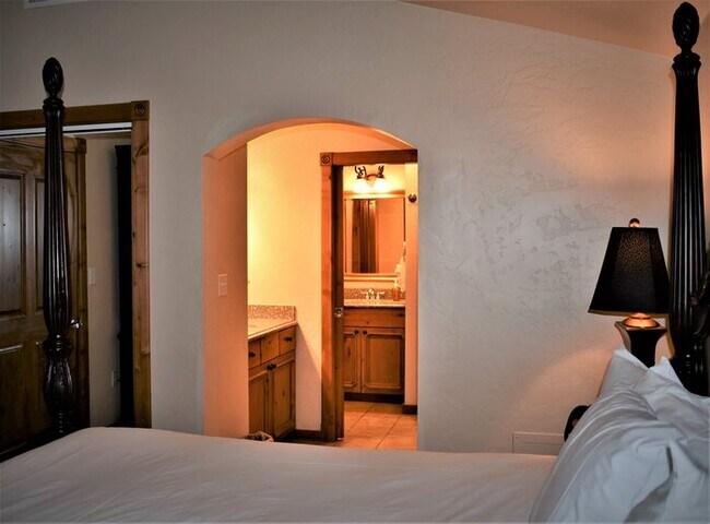 Building Photo - Villa 3050 1 Bed 1 Bath Full Kitchen