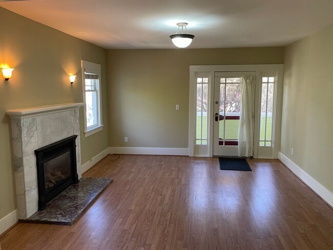 Building Photo - Great West Side Location!!
