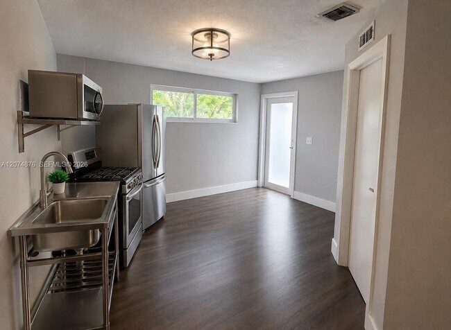 Foto del edificio - 586 NW 48th St