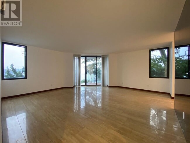 Building Photo - 1575-1575 Beach Ave