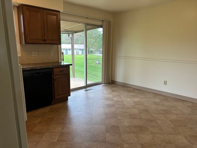 Eat-in Kitchen - 108 Oak Rd