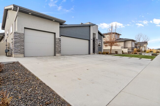 Building Photo - 549 W Buroak Dr