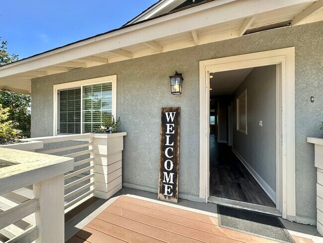 Foto del edificio - Beautifully Renovated Stand Alone Home Fea...