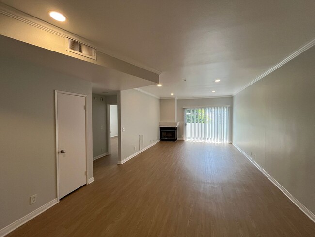 Interior Photo - 16070 Sunset Blvd