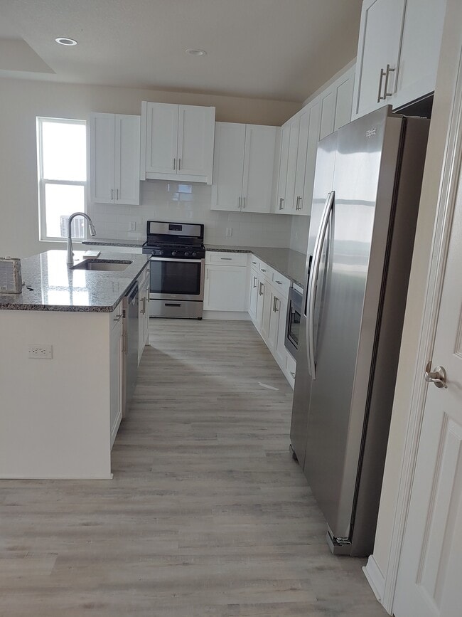 Building Photo - 2082 Paragon Cir W