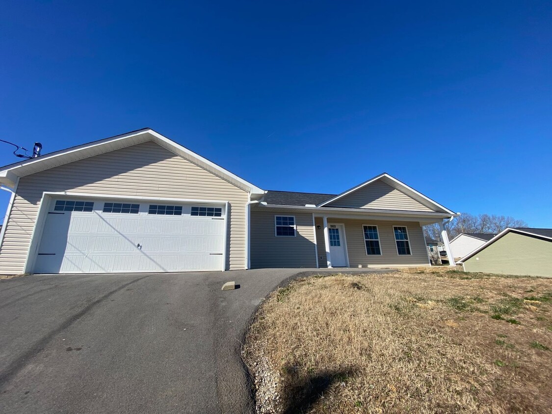 Primary Photo - Spacious home in White Pine