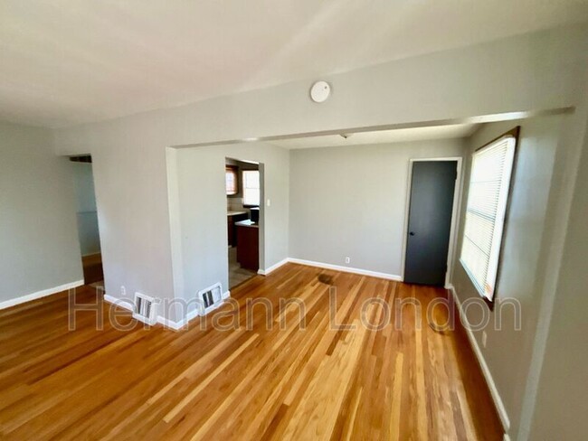 Foto del edificio - 10215 Tappan Dr