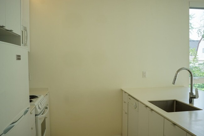 Photo - Modern 2nd Floor Corner Studio with D/W & Washer/Dryer! Apartment