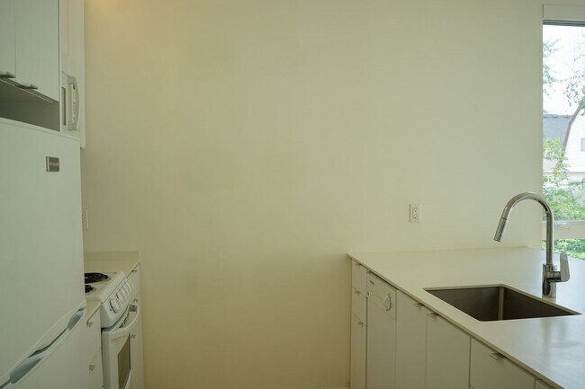 Foto del edificio - Modern 2nd Floor Corner Studio with D/W & Washer/Dryer!