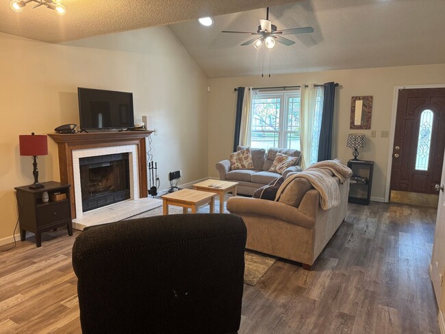 Building Photo - Well Maintained Single-Family Home in FC School District