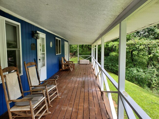 Building Photo - $1,450 - 2 Bedroom 1 Bathroom Furnished Co...
