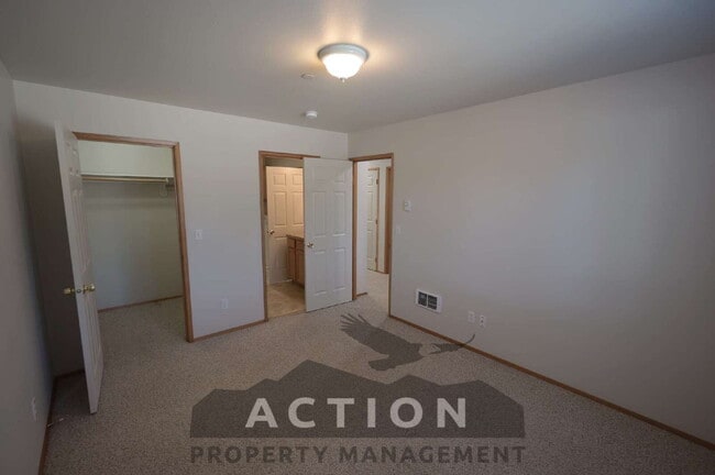 Building Photo - Super clean 2 bed 1 bath apartment in Port...