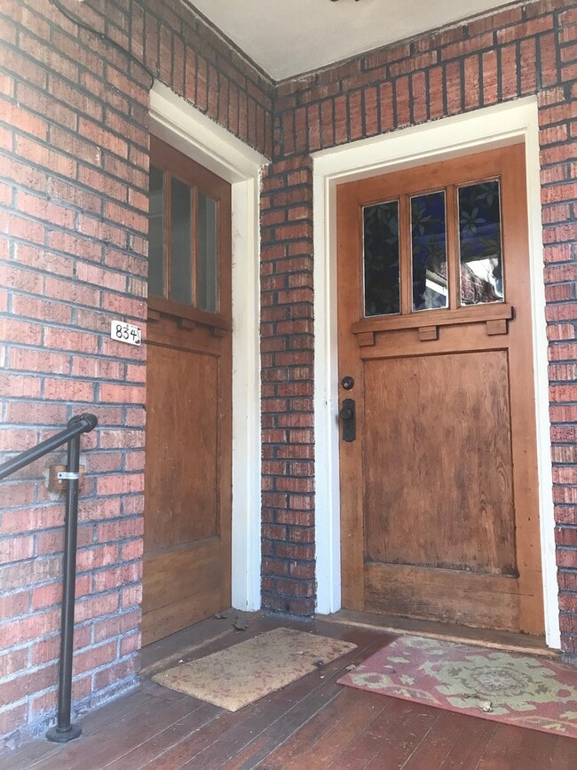 Foto del edificio - Spacious Top Floor One Bedroom Next To Cha...