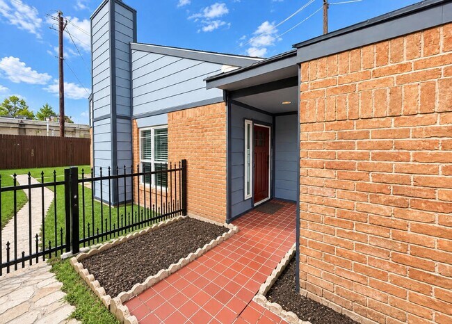 Building Photo - 13226 Robinglen Dr