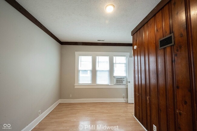 Building Photo - 521 N Gladstone Ave