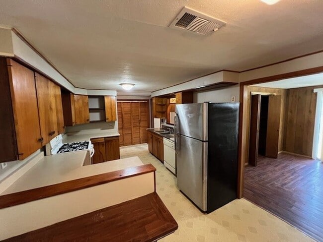 Building Photo - 3B/1.5B Home Available in Lake Charles