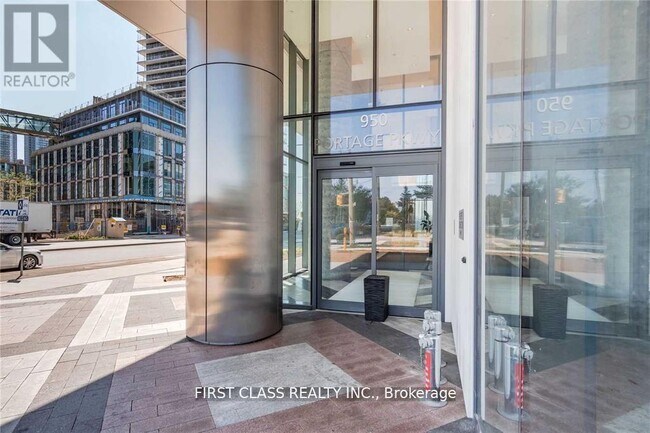 Photo du bâtiment - 950 Portage Pkwy