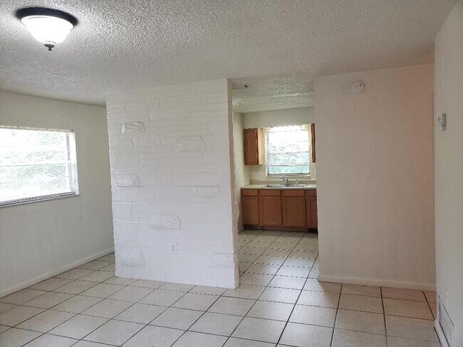 Building Photo - Two Bedroom Duplex In NE Ocala