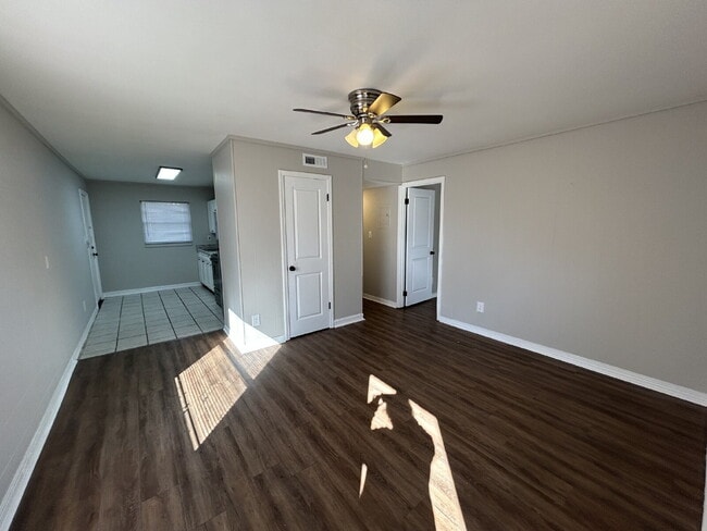 Foto del edificio - 2150 Saxon St