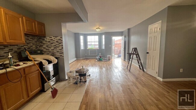 Building Photo - FRESHLY GUT RENOVATED 3 BEDROOMS/2 FULL BA...