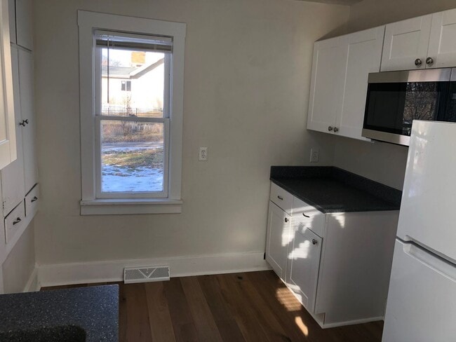 Foto del edificio - 1BR House- Small- Renovated