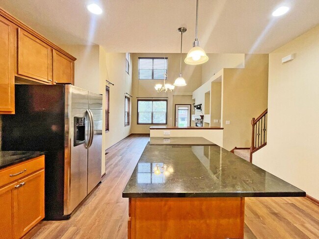 Building Photo - Spectacular SPACIOUS 3 Bedroom Plus Giant ...