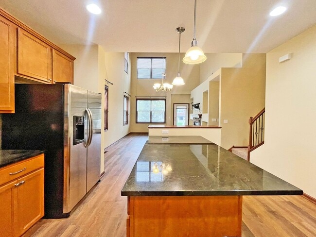 Foto del edificio - Spectacular SPACIOUS 3 Bedroom Plus Giant ...