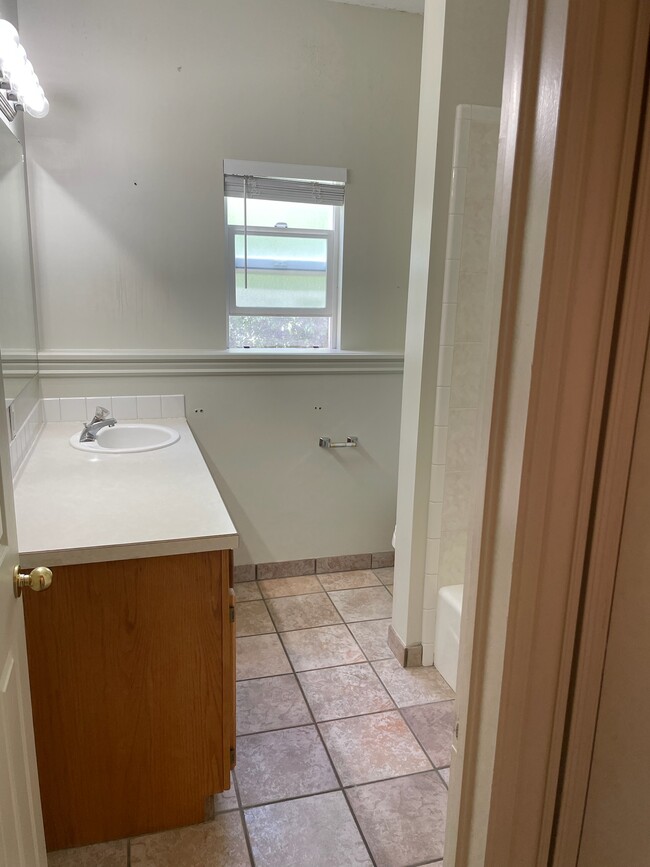 Building Photo - 4057 Hillcrest Cir