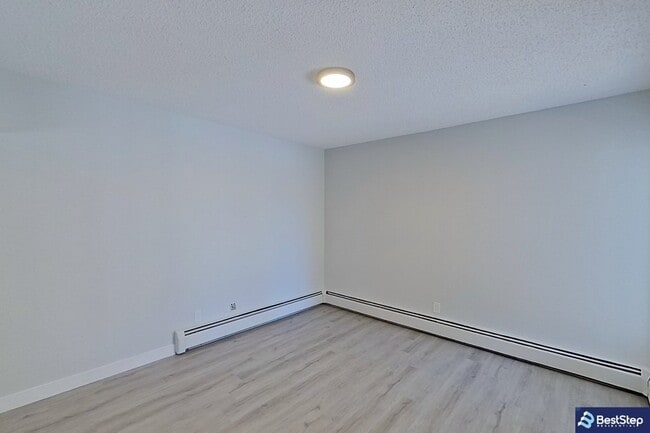 Building Photo - 10837-10117 117 St NW