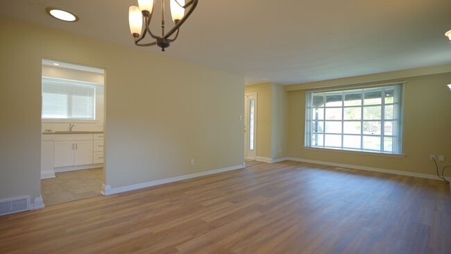 Building Photo - 17 Ravenview Dr