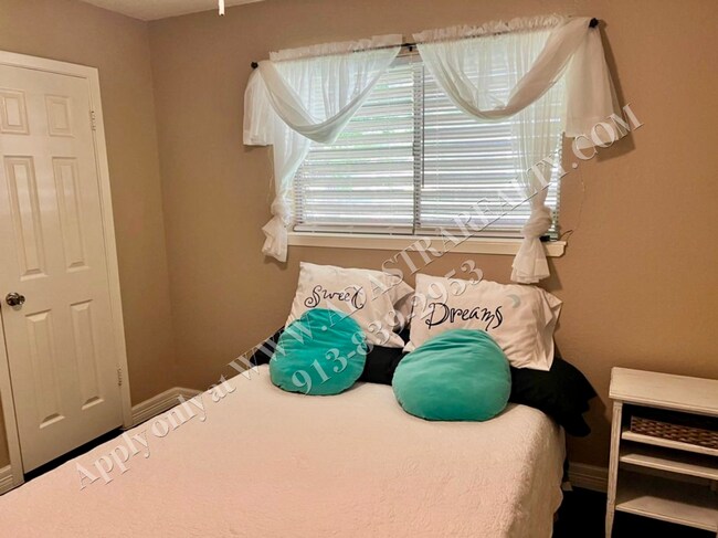 Foto del edificio - Updated 3 Bed and 2 Bath Duplex in Olathe-...