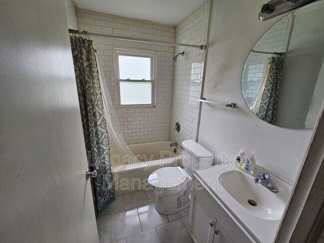 Building Photo - 2204 Maywood St