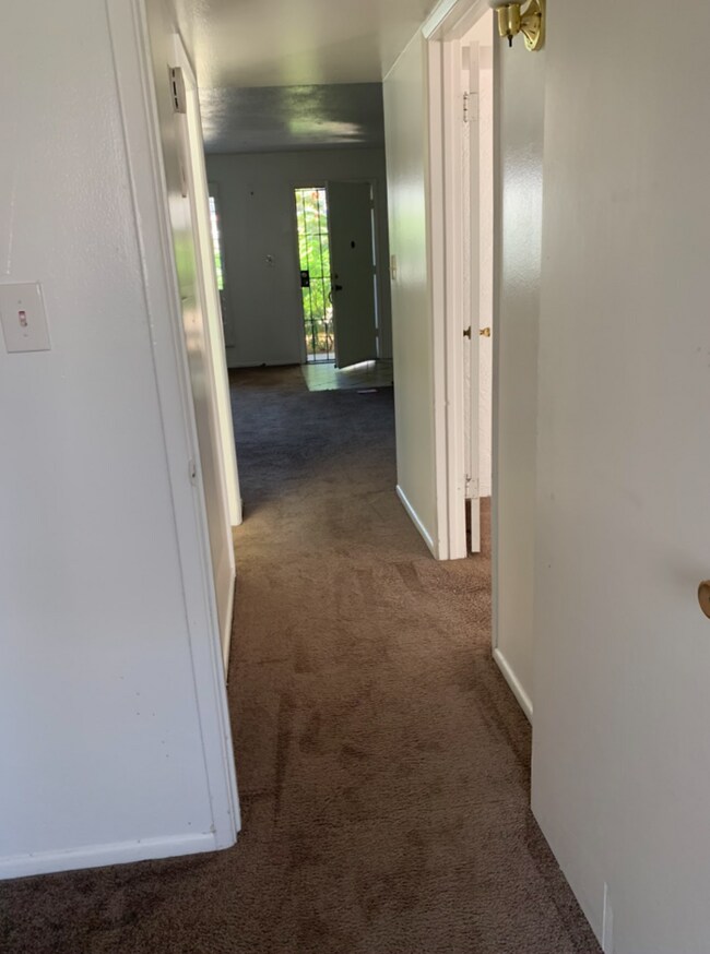 Building Photo - Spacious 2 Bed 2 Bath in Townhome! 1st Lev...