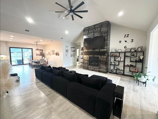 Foto del edificio - 4 Bedroom 3 Bathroom for Rent