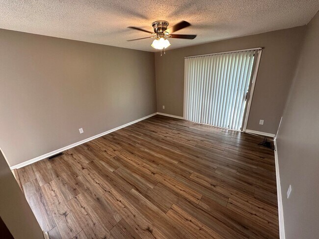 Foto del edificio - Spacious 3 Bedroom 2 Bath Townhome
